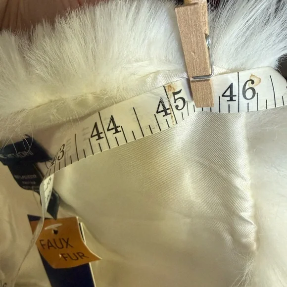 Adrienne Vittadini Ivory Faux Fur Wrap - Picture 3 of 6